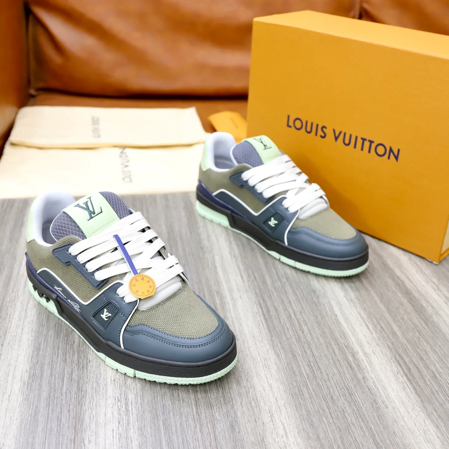 Ex-factory price: 780💰Original development, quality shipping, welcome to compare ❥❥❥❥❥❥LV sneaker series LV Trainer Maxi sneakers introduce the loose silhouette of the ready-to-wear series into the LV Trainer sneaker design written by Virgil Abloh, making an eye-catching appearance in the spring and summer men's wear shows. The cow leather upper is combined with rough fabric laces, and colorful beading highlights the brand's classic elements. LV letters mark the tongue and Monogram floral outsole. Mixed materials Made of first-layer cowhide, wrapped in imported custom-printed denim, thick shoelace design, large Monogram print on the side, "lv 54" badges on the tongue and heel, rubber outsole decorated with Monogram flowers, mesh lining and cotton feet, the comfort is as extreme as ever, premium heritage, quality first, worth owning! Size: 35-40 for women, 39-44 for men (custom-made sizes 38 and 45 are non-refundable)